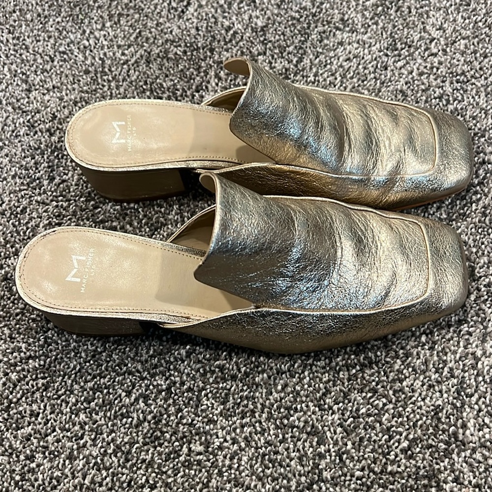 Marc Fisher 9.5 Gold Slides/Mules